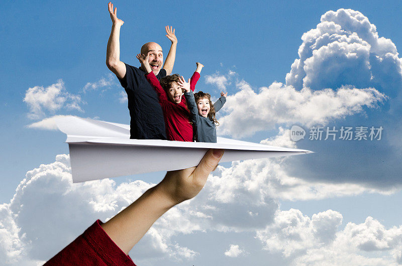 家庭在纸飞机上