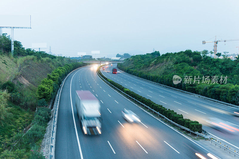 高速公路上超速的卡车