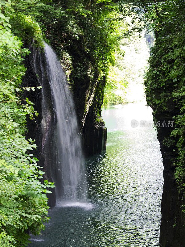 日本高知湖峡谷的瀑布。