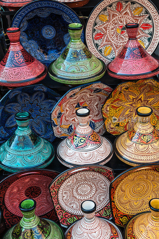 马拉喀什露天市场上五颜六色的摩洛哥塔津壶