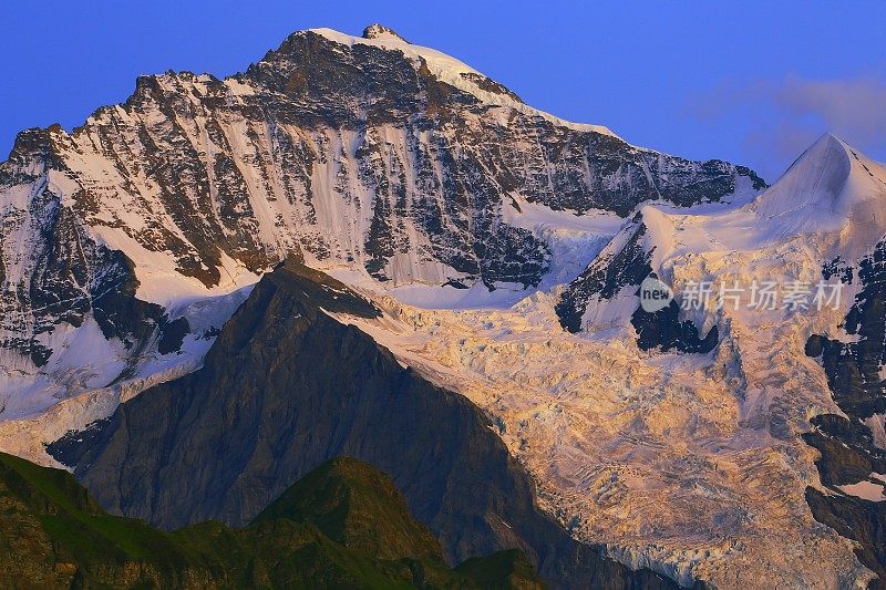 白雪覆盖的少女和冰川，Lauterbrunnen，瑞士阿尔卑斯山的夜晚