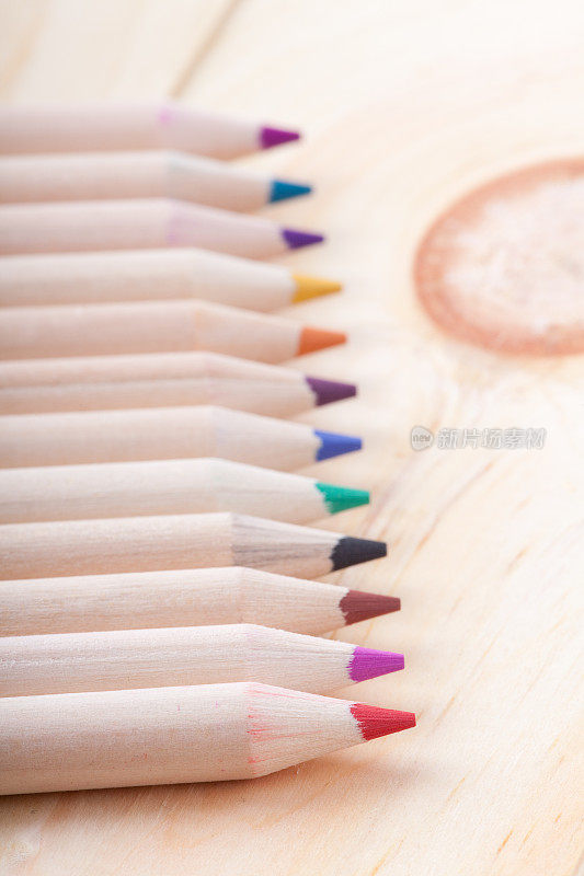 木材背景上的彩色铅笔