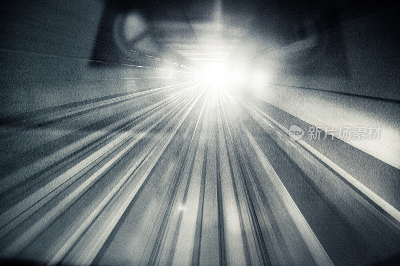迪拜地铁列车在隧道里快速行驶