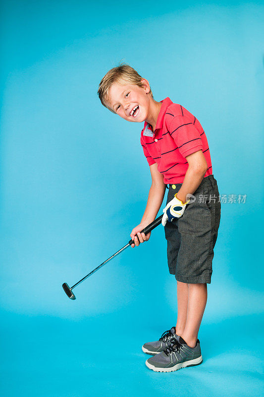 六岁少年高尔夫球手推杆