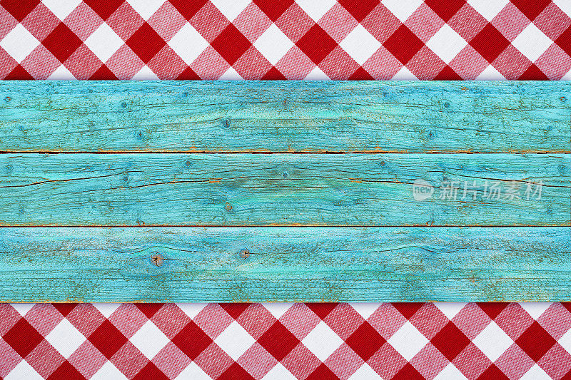 红白格子野餐餐巾纸上的蓝色乡村木