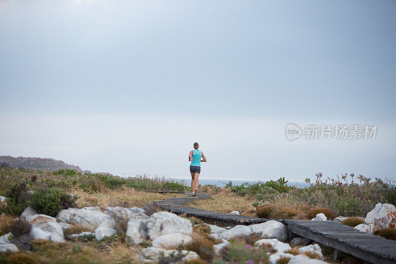 喜欢沿着海边的木路跑步