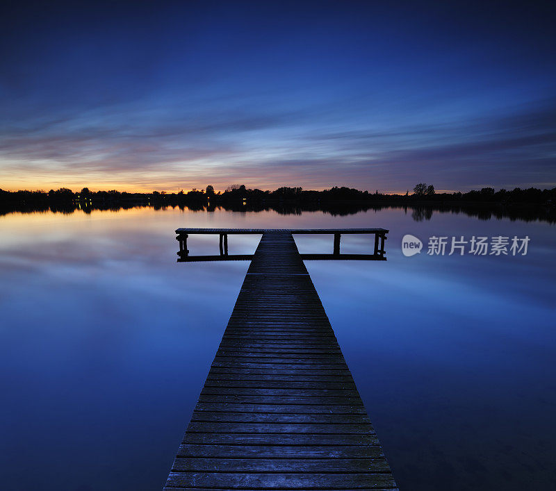 日落后的湖与木板路码头，长时间曝光