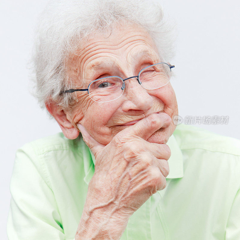 一位年长女性手托着下巴的肖像