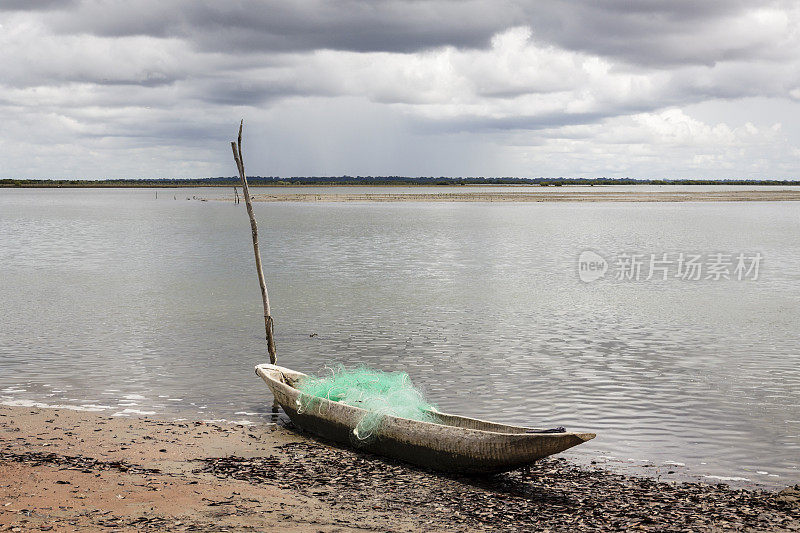 独木舟在塞内加尔捕鱼