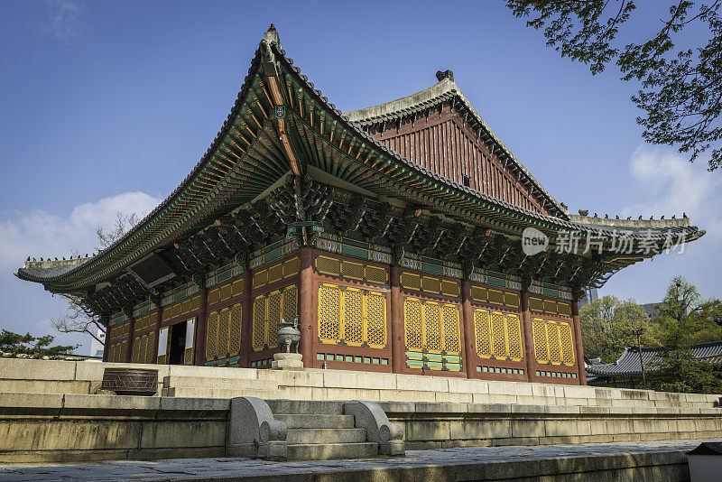 华丽的传统木雕宝塔寺庙德sugung韩国首尔