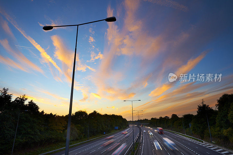 高速公路晚上