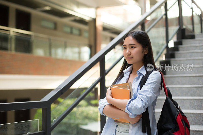 校园里的亚裔女学生