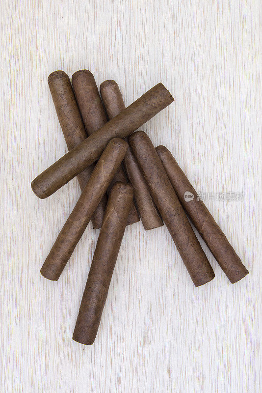 木制背景的古巴雪茄