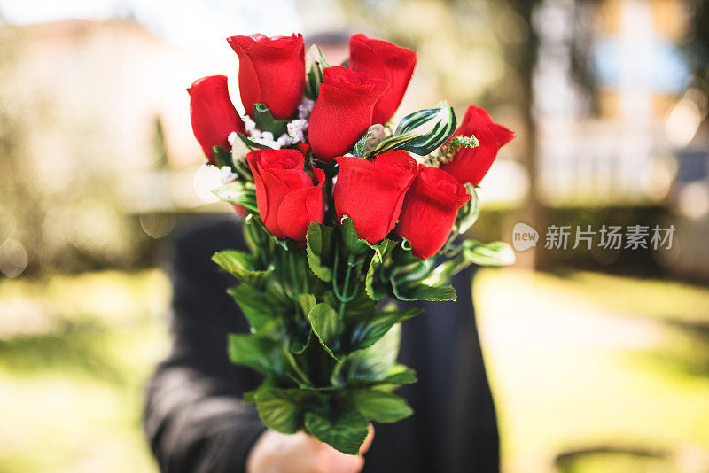 一个男人送了一束玫瑰给圣瓦伦丁