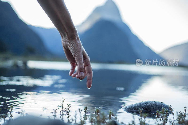 手指触碰湖面