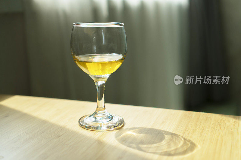 阳光下桌上的一杯鸡尾酒