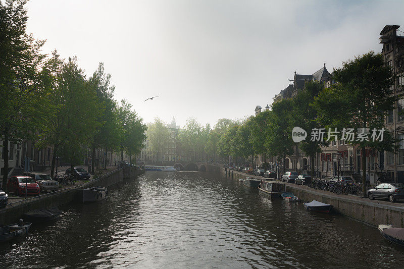 阿姆斯特丹运河上有晨雾