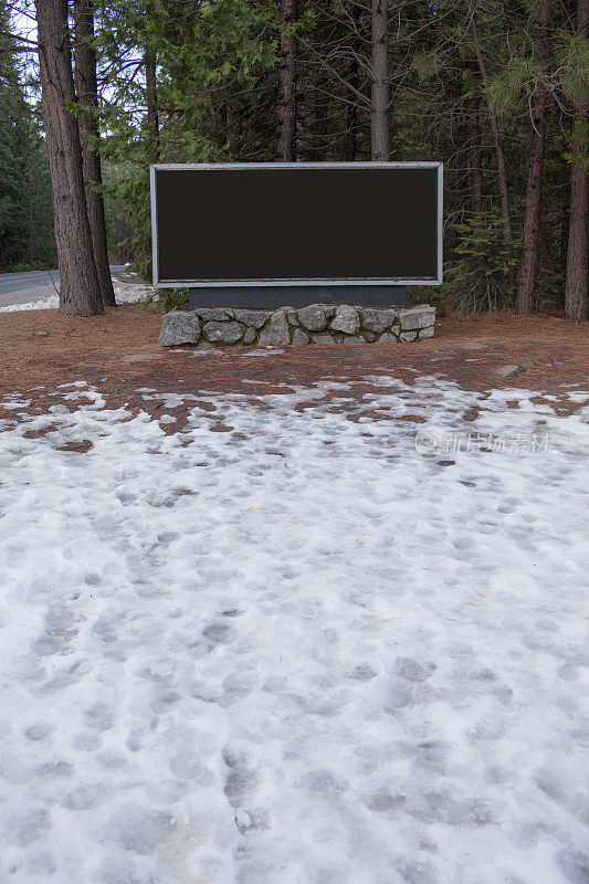 雪地道路标志与空白广告牌屏幕