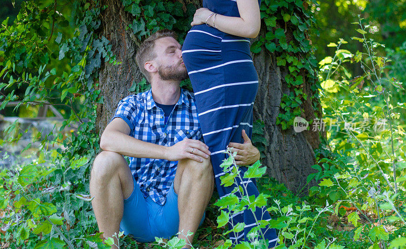 孕妇与丈夫在大自然中