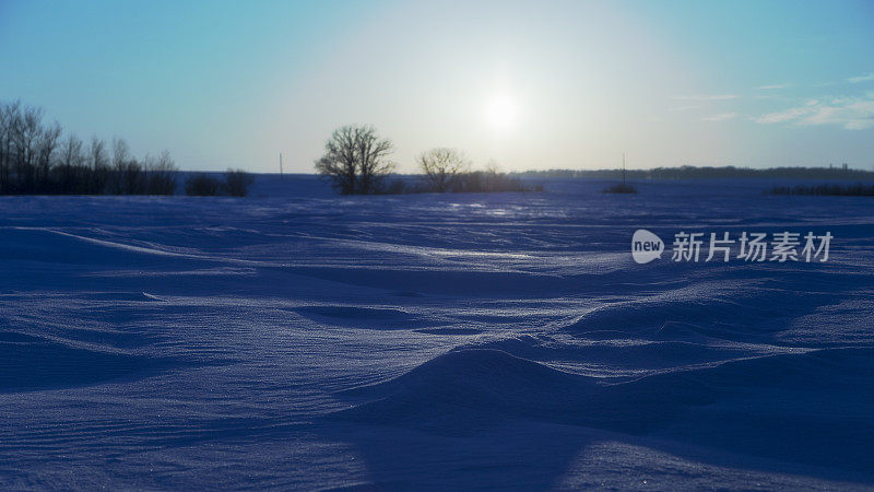 日落时分，明尼苏达州农村的雪地