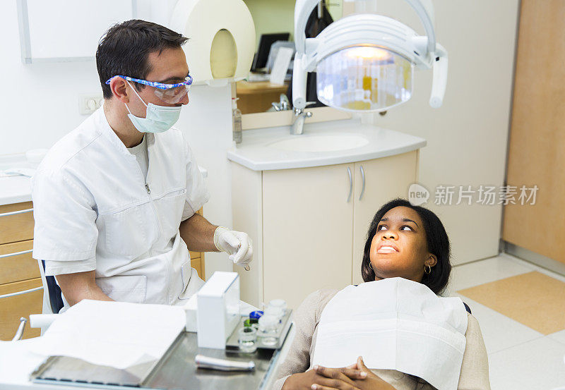 看牙医的漂亮黑人姑娘