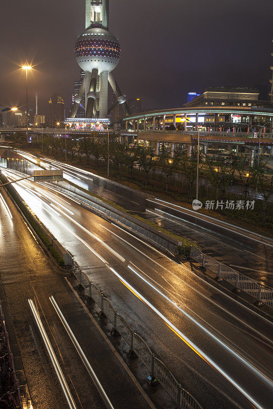 上海夜间交通繁忙。中国