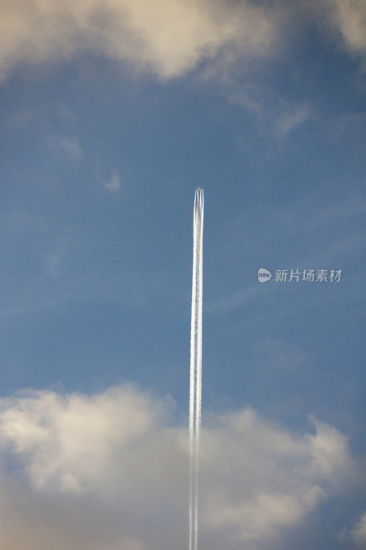 飞机在高空飞行，与敌机相反