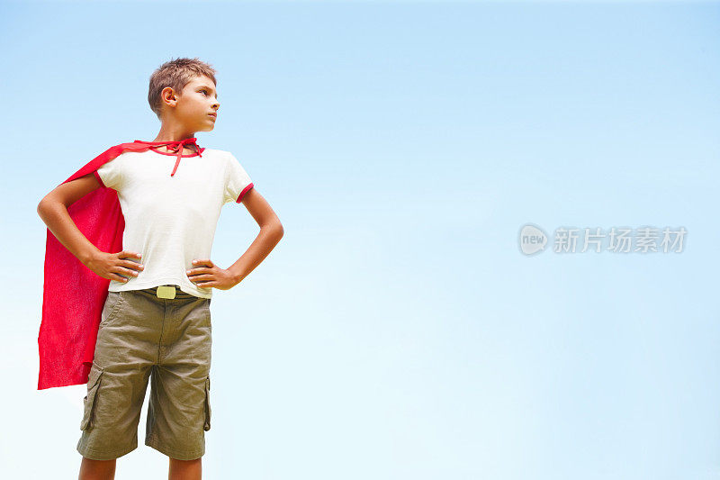 孤立:装扮成超级英雄的小男孩看向别处