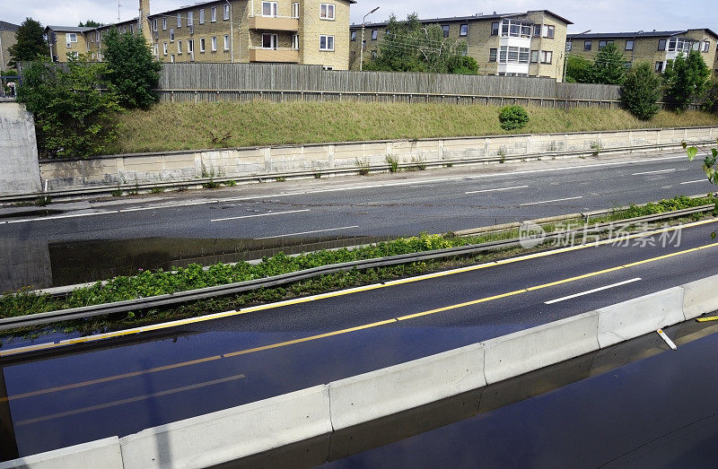 公路和建筑物被淹