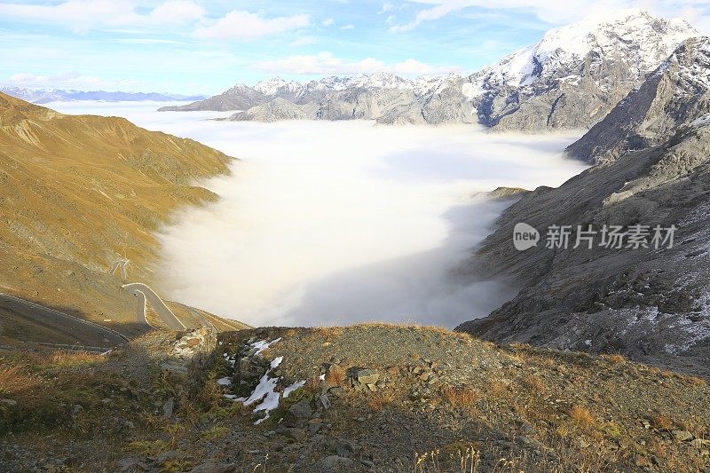 意大利，斯特尔维奥在薄雾之上的日落经过阿尔卑斯山景观