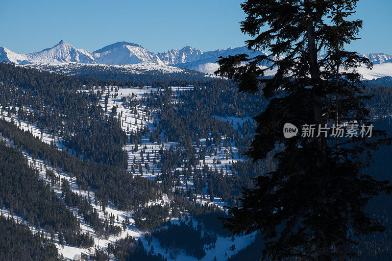 维尔科罗拉多滑雪跑与山景