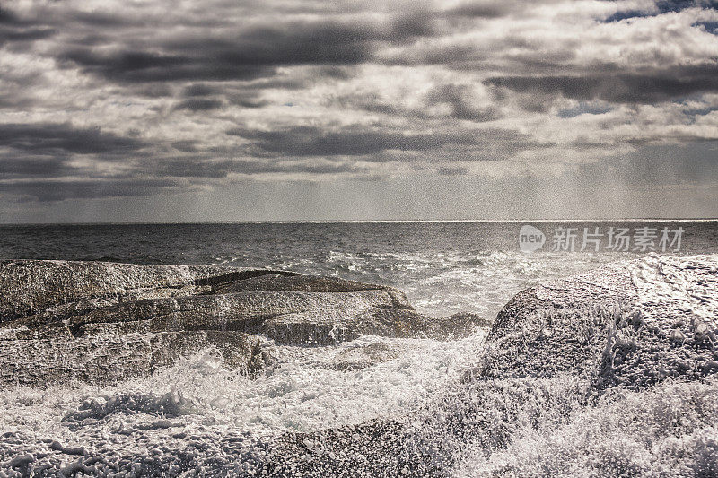 加拿大新斯科舍省佩吉斯海湾附近冒泡的海浪
