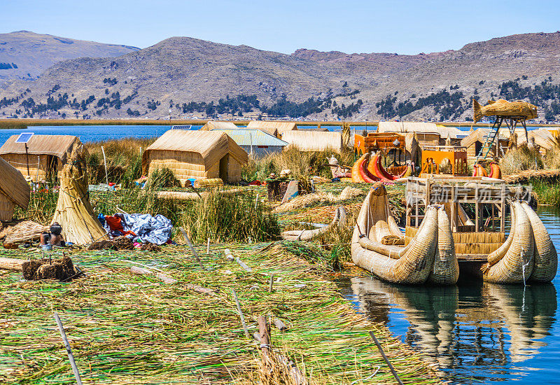 秘鲁的喀喀湖上的乌鲁斯群岛
