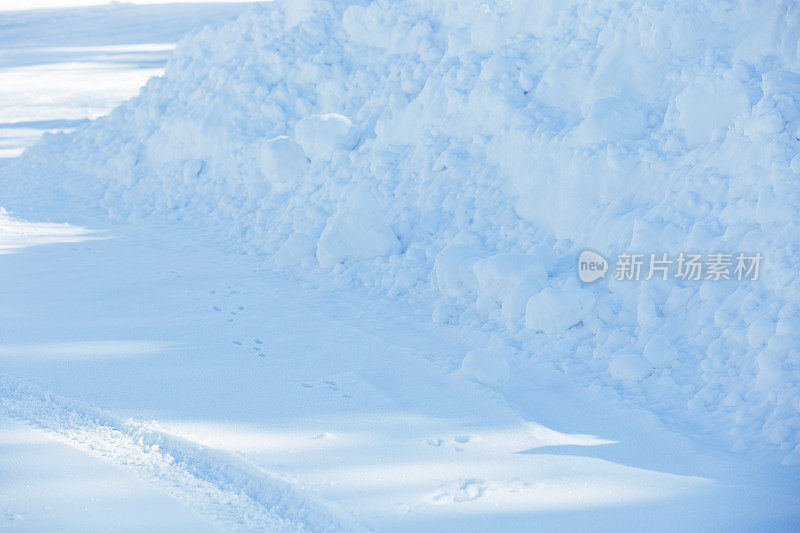 暴风雪后的一堆犁过的雪