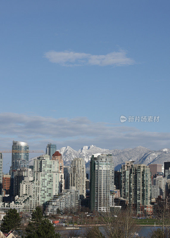 冬季天空下的温哥华耶鲁城和北岸山脉