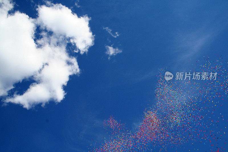 气球飞向多云的天空