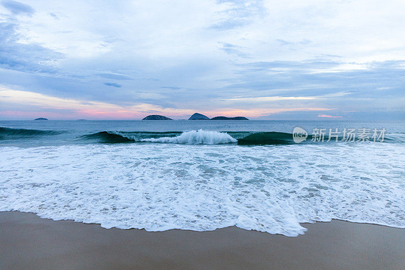 日落时分的伊帕内玛海滩，里约热内卢