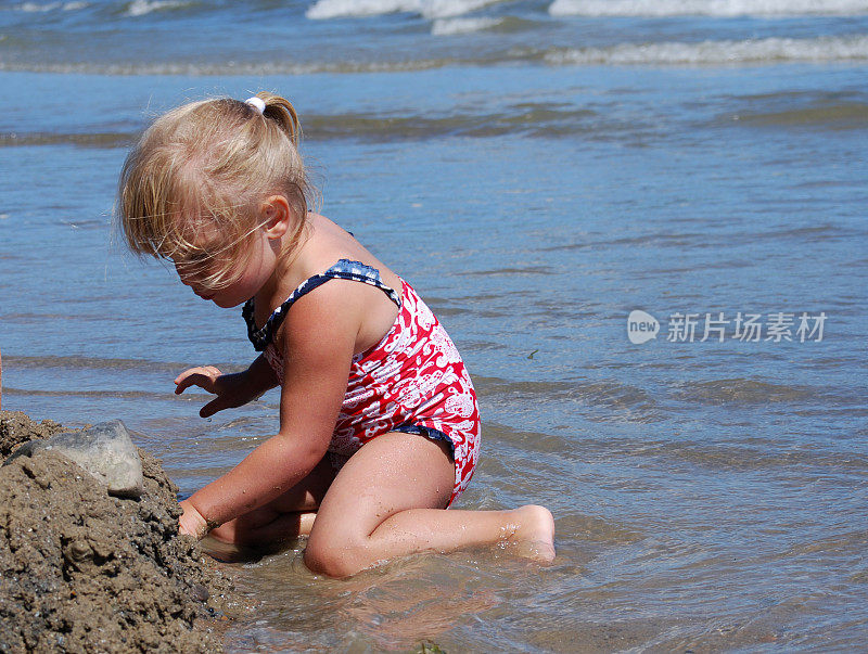 在海滩上建造沙堡