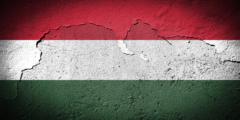 裂缝的墙上挂着匈牙利国旗