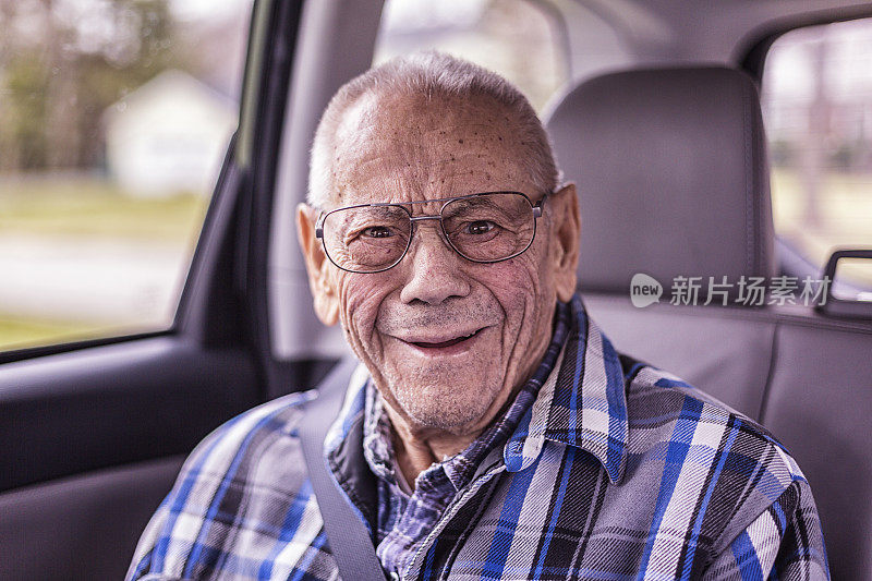 94岁老爷爷在车里的肖像