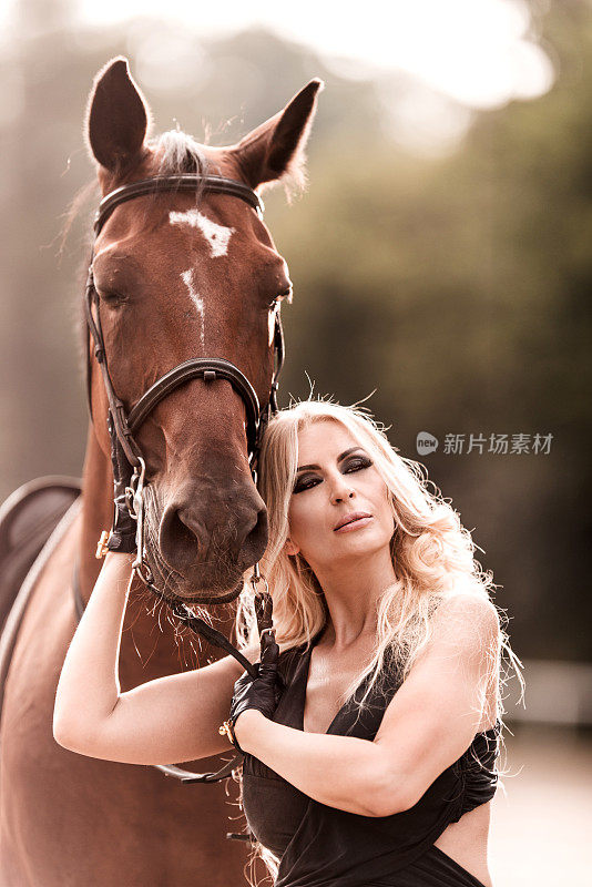 女时装模特和一匹马。