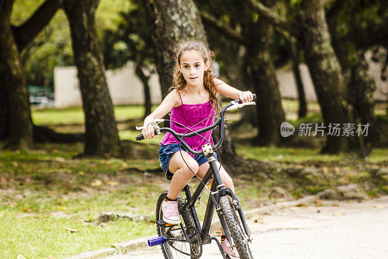小女孩在弗拉门戈公园骑自行车
