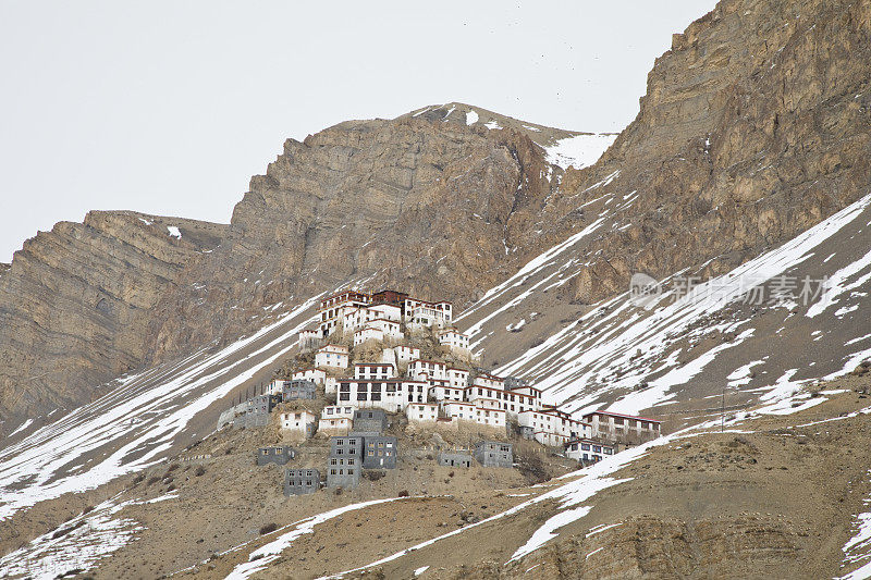 喜马拉雅雪山顶上的修道院
