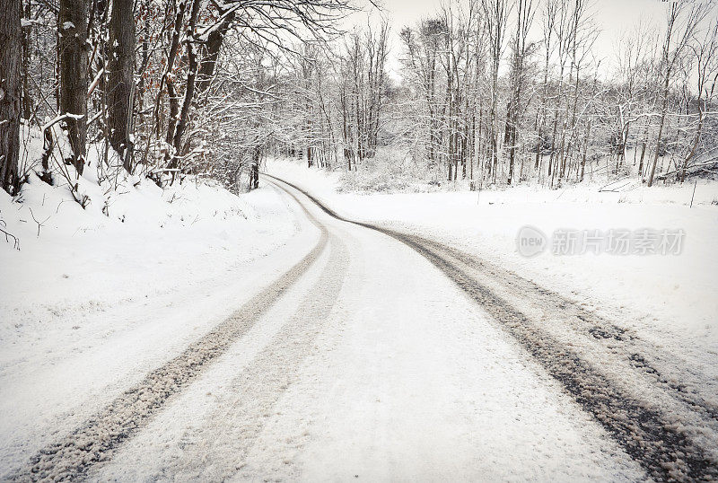 被雪覆盖的道路