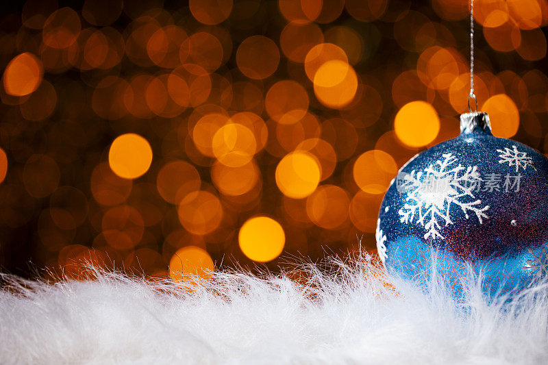 白色毛皮上面的蓝色圣诞装饰品。雪花雪花寒假