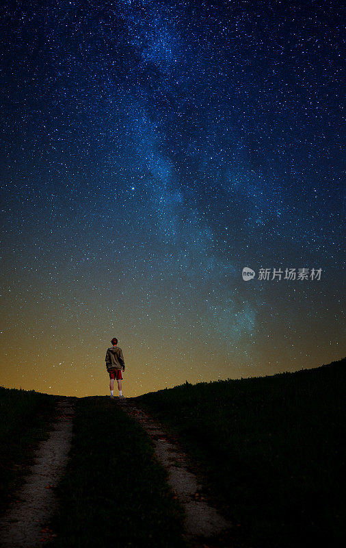 在夜空中观察星星的少年