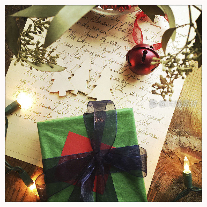 圣诞概念与旧的信和现在