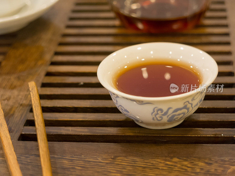 一套在竹席上的中国茶，特写。