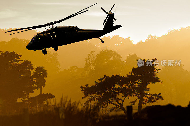 军用直升机在热带丛林起飞