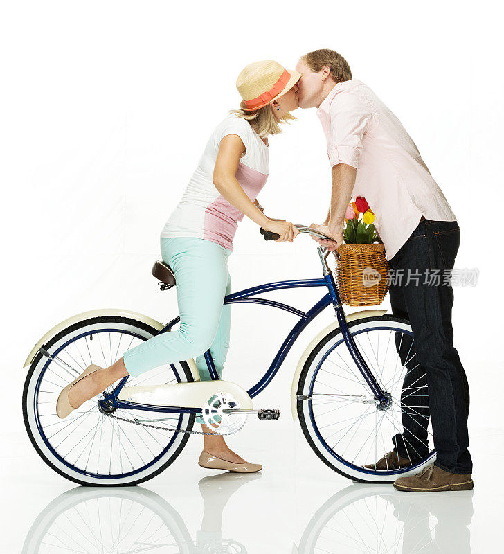 浪漫的年轻夫妇站在自行车上